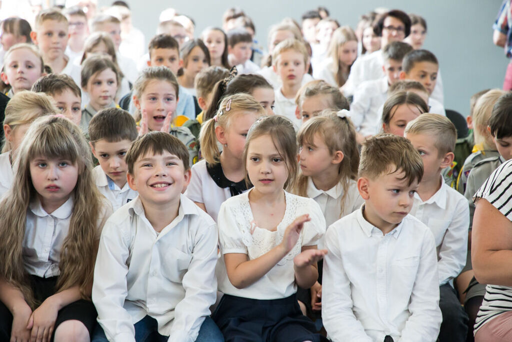 Uczniowie oglądający przedstawienie