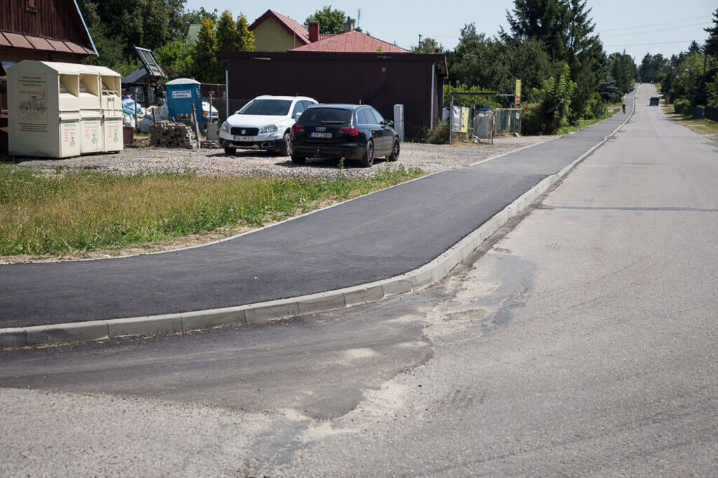 Chodnik przy drodze powiatowej 2218L w Woli Niemieckiej