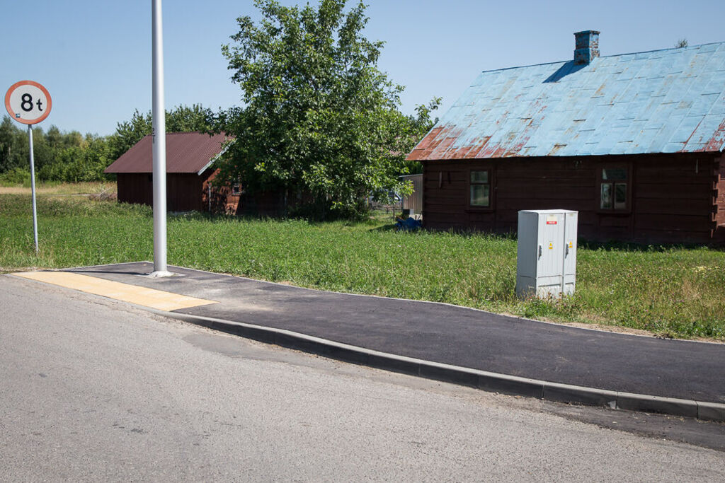 Chodnik przy drodze powiatowej 2218L w Woli Niemieckiej