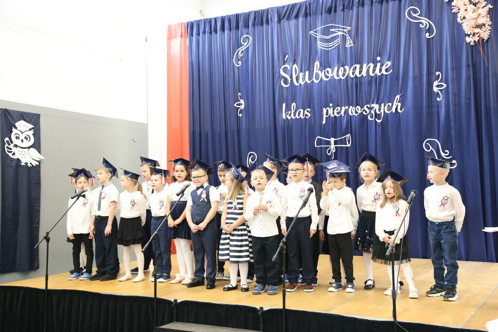 Ślubowanie klas pierwszych w Szkole Podstawowej w Krasieninie