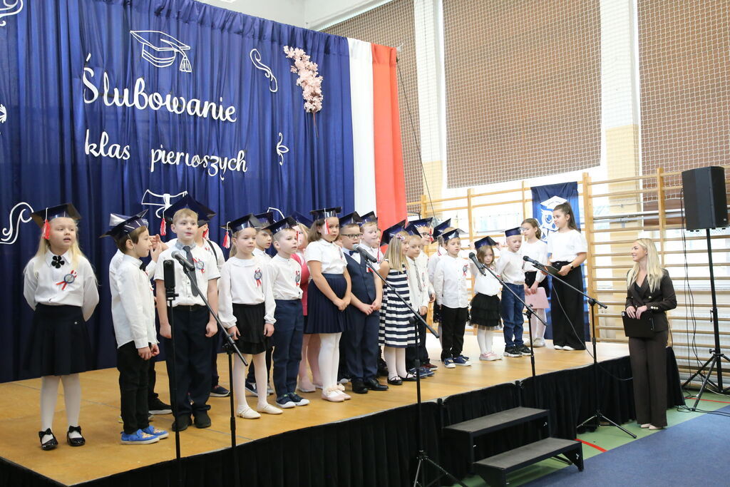 Ślubowanie klas pierwszych w Szkole Podstawowej w Krasieninie