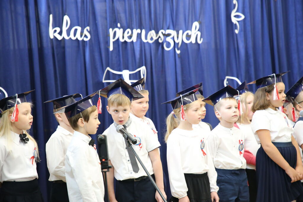 Ślubowanie klas pierwszych w Szkole Podstawowej w Krasieninie