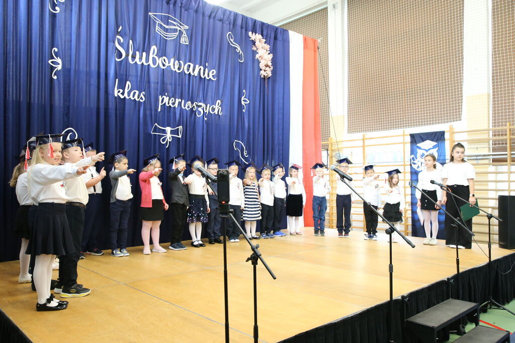 Ślubowanie klas pierwszych w Szkole Podstawowej w Krasieninie