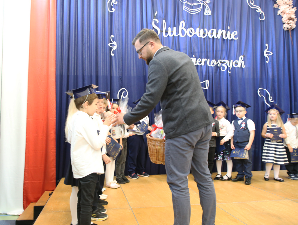 Ślubowanie klas pierwszych w Szkole Podstawowej w Krasieninie