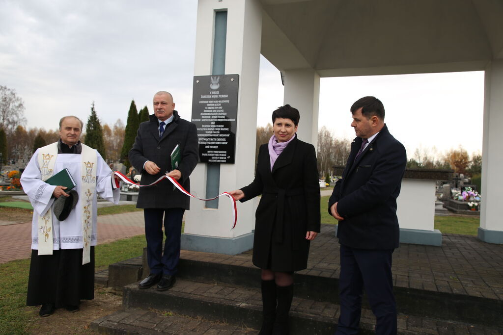 ODSŁONIĘCIE TABLICY PAMIĄTKOWEJ