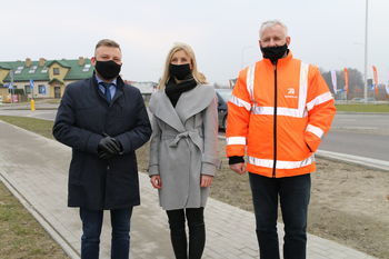 Zdjęcie  stojących osób od lewej: Wójt Gminy, Pzewodnicząca Rady Gminy oraz Zastępca Dyrektora Oddziału ds. Zarządzania Drogami i Mostami