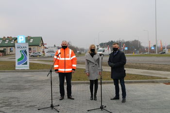 Zdjęcie  stojących osób od lewej: Wójt Gminy, Pzewodnicząca Rady Gminy oraz Zastępca Dyrektora Oddziału ds. Zarządzania Drogami i Mostami