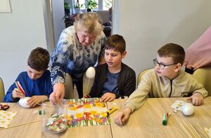 Uczniowie klas 1 i 3 z ZSP w Łuszczowie na WARSZTATACH WIELKANOCNYCH w Klubie Seniora w Rudniku!