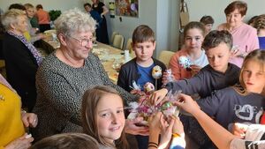 Uczniowie klas 1 i 3 z ZSP w Łuszczowie na WARSZTATACH WIELKANOCNYCH w Klubie Seniora w Rudniku!