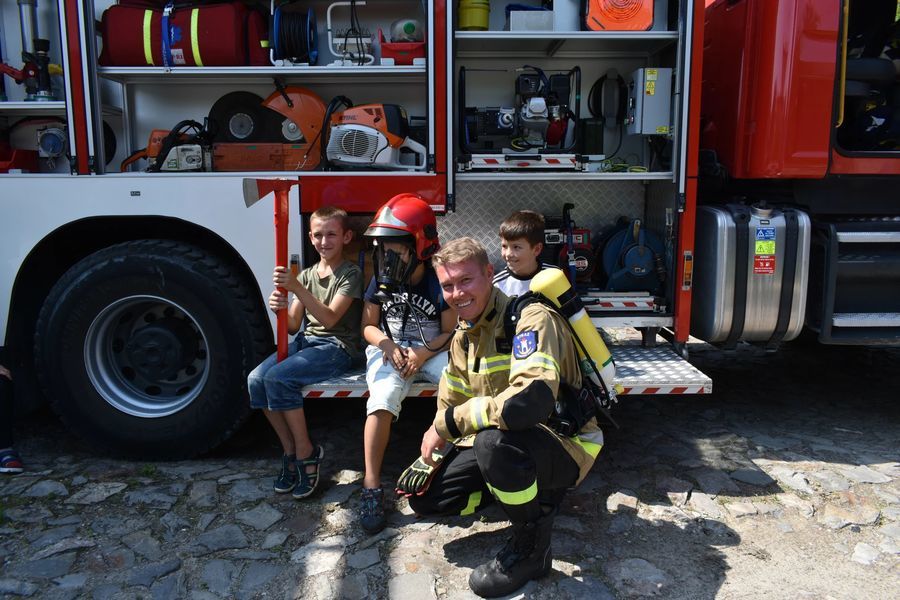 Dzieci testują sprzęt strażacki