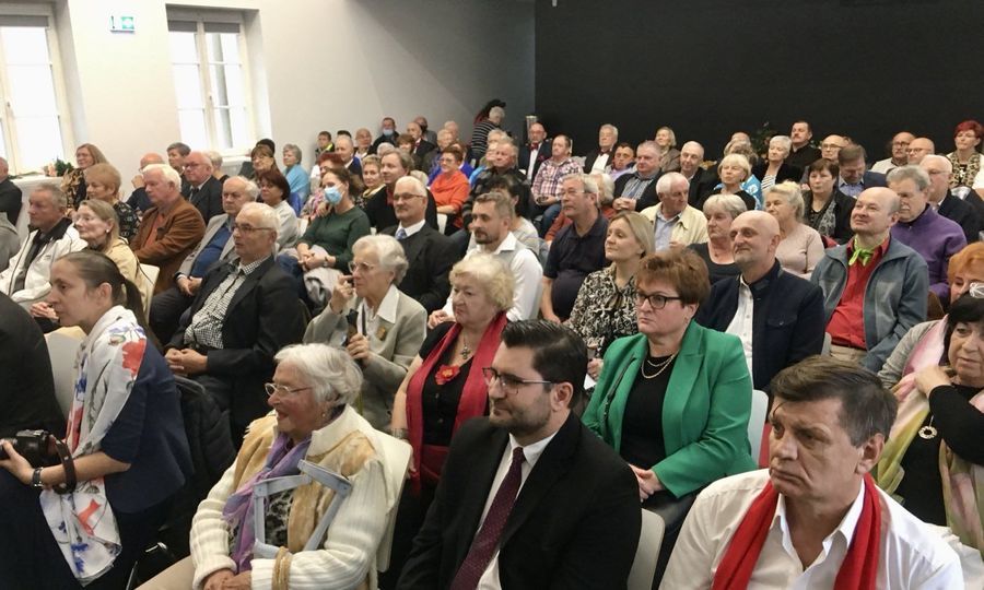 Publiczność zgromadzona na benefisie