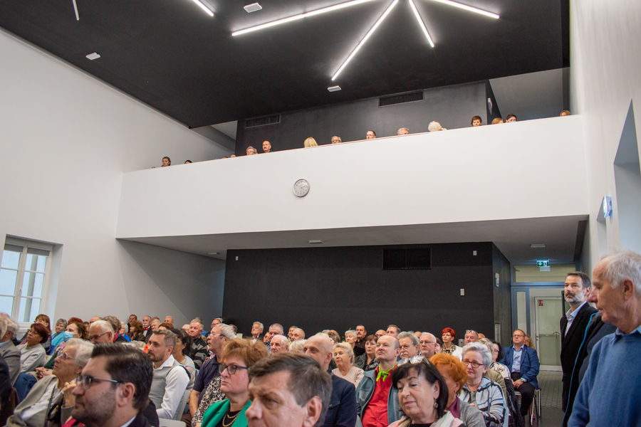Publiczność zgromadzona na benefisie