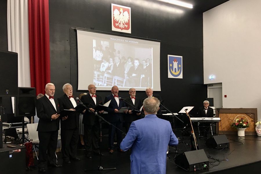 Występ męskiego chóru