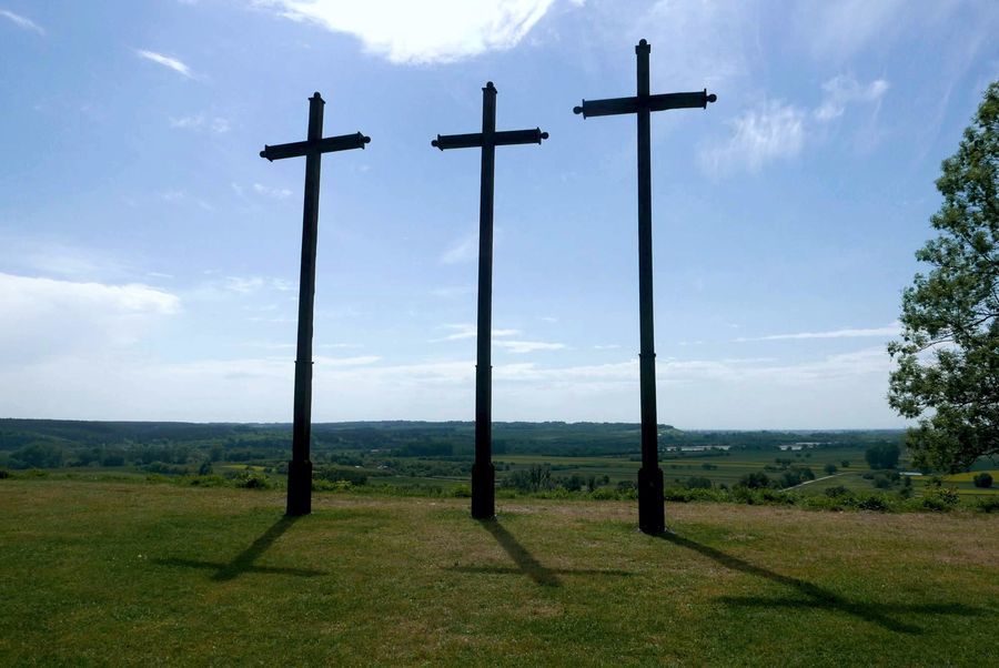 Trzy Krzyże na skarpie przy Zamku w Janowcu