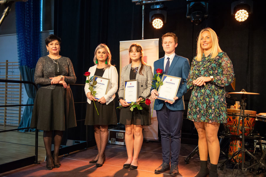 Weronika Kubiś – młoda kazimierzanka, utalentowana wokalistka (trzecia z lewej)