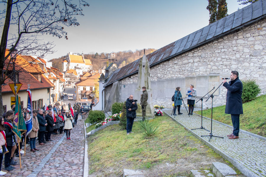 Obchody Święta Niepodległości - składanie kwiatów pod pomnikiem