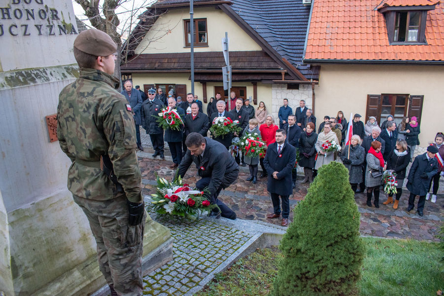 Obchody Święta Niepodległości - składanie kwiatów pod pomnikiem