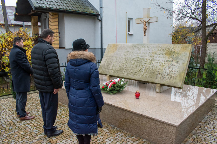 Władze Kazimierza Dolnego przy pomniku w Parchatce