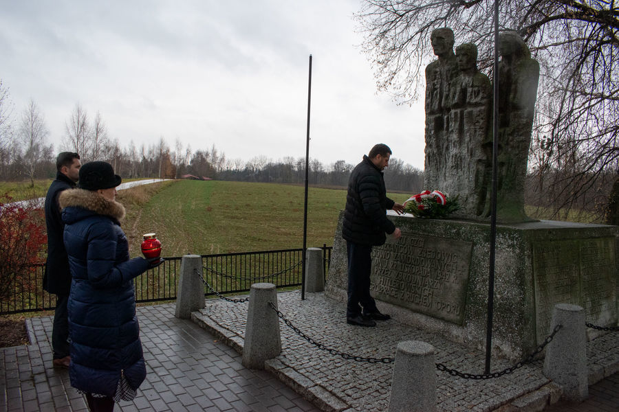 Władze Kazimierza Dolnego przy pomniku w Zbędowicach