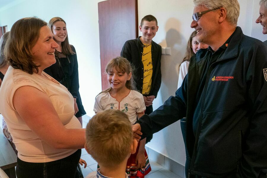 Wizyta delegacji u rodziny Ukraińskiej, która znalazła schronienie w szkole w Zbędowicach