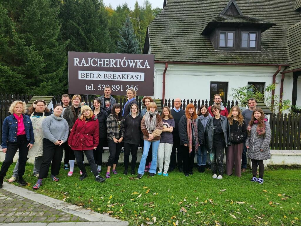 Uczestnicy XII Kazimierskiej Pleneriady Uczelni Artystycznych przed Domem Pracy Twórczej KUL w Kazimierzu Dolnym