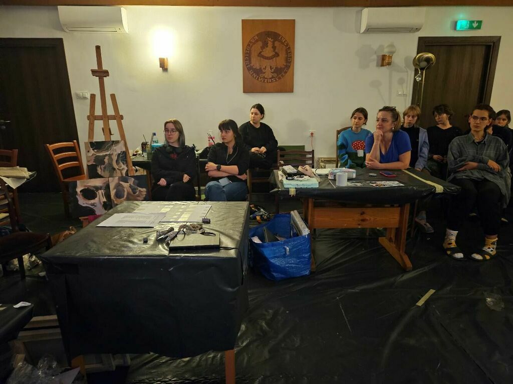 Studenci podczas wieczornej części seminaryjnej w zamienionej na pracownię sali konferencyjnej DPT KUL w Kazimierzu Dolnym