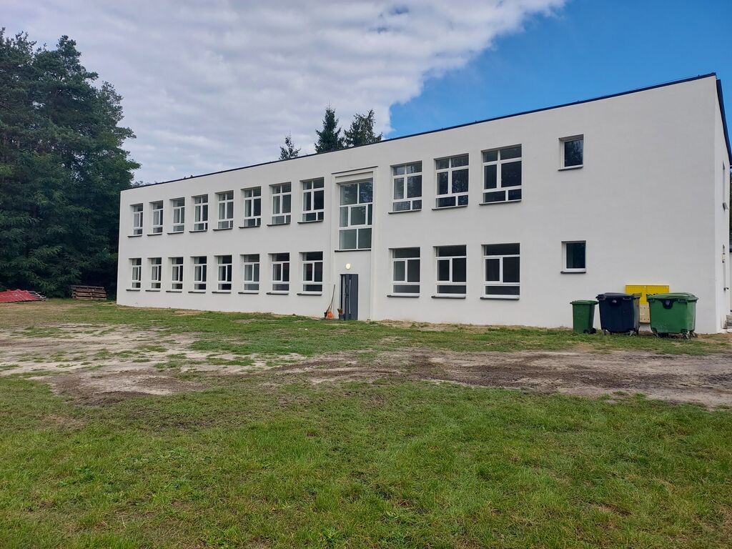 Budynek byłej szkoły wraz z działką o pow. 0,9862 ha w miejscowości Słotwiny