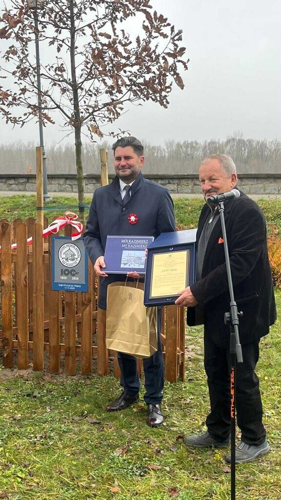 Obchody 107. rocznicy odzyskania niepodległości. Uroczyste nasadzenie dębu w rocznicę 100-lecia istnienia Stowarzyszenie Przyjaciół Miasta Kazimierza Dolnego