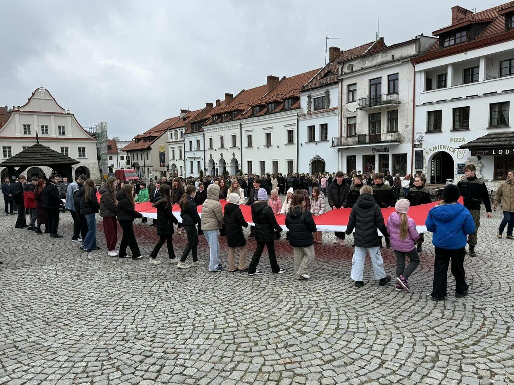 Obchody 107. rocznicy odzyskania niepodległości. Wspólne odśpiewanie hymnu państwowego