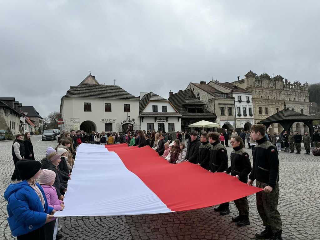Obchody 107. rocznicy odzyskania niepodległości. Wspólne odśpiewanie hymnu państwowego