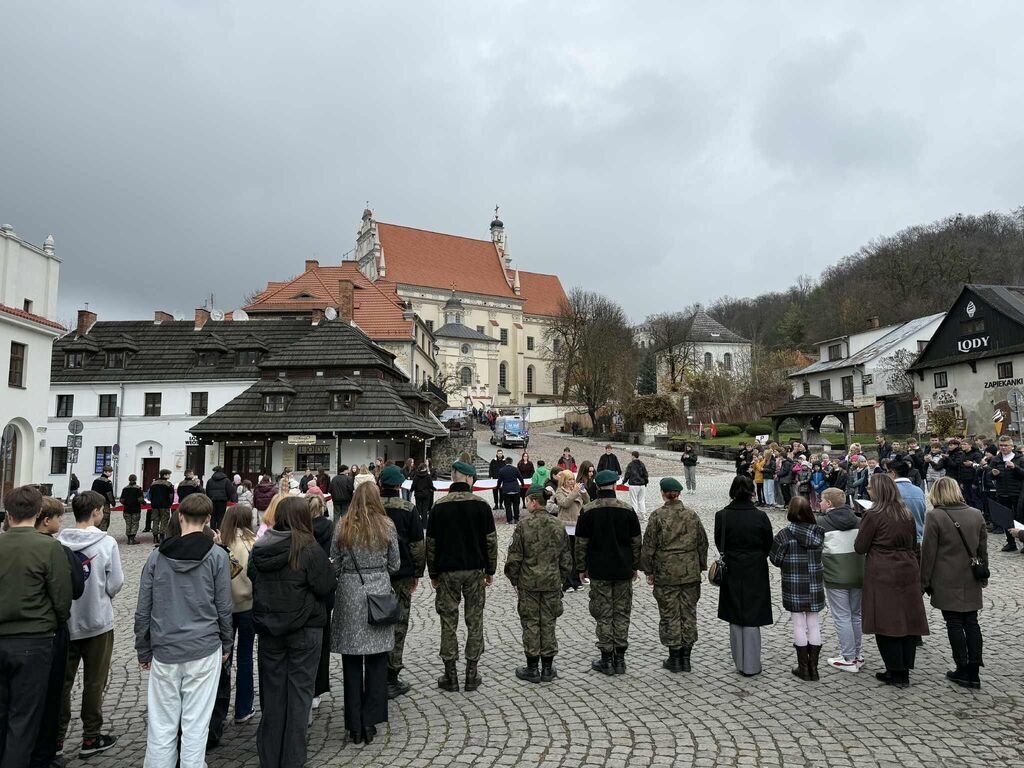 Obchody 107. rocznicy odzyskania niepodległości. Wspólne odśpiewanie hymnu państwowego