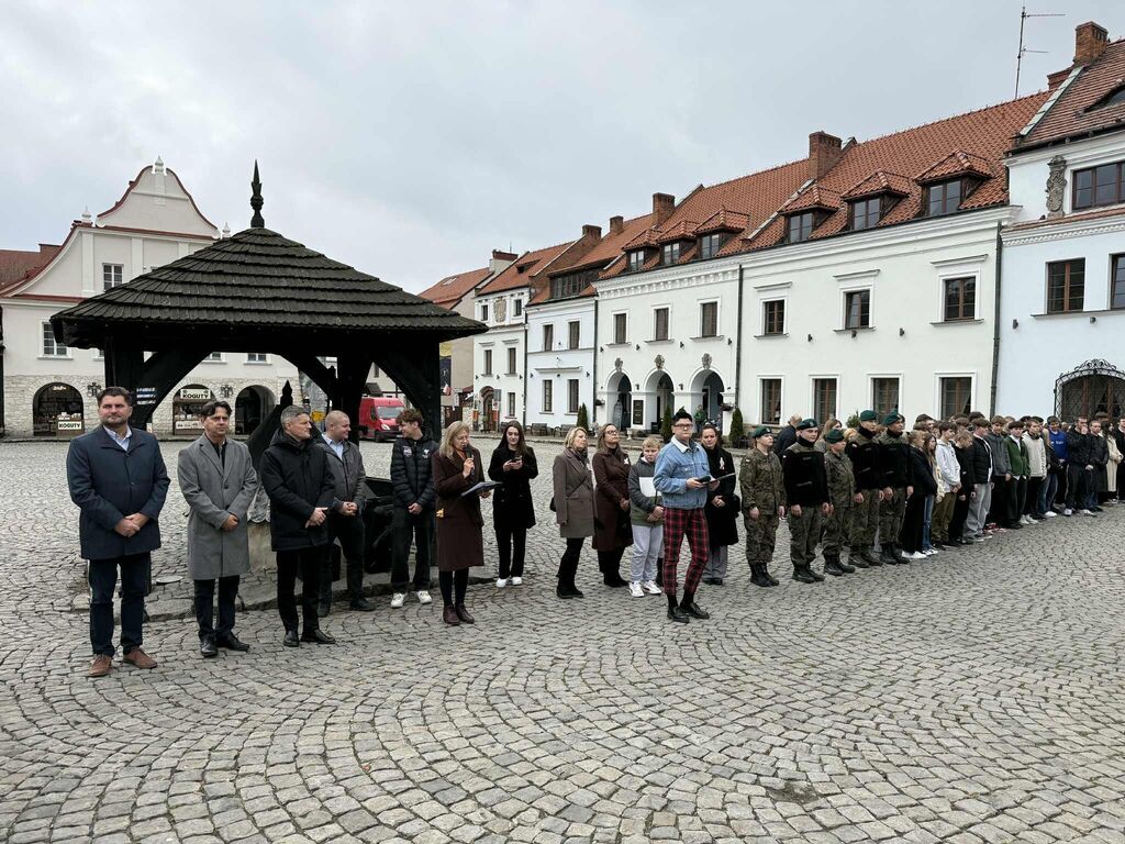 Obchody 107. rocznicy odzyskania niepodległości. Wspólne odśpiewanie hymnu państwowego