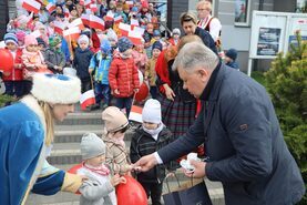 Przedszkolaki świętują Dzień Flagi