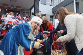 Przedszkolaki świętują Dzień Flagi