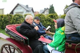 Święty Florian niesiony w deszczu.