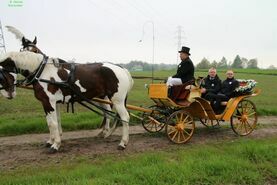 Święty Florian niesiony w deszczu.