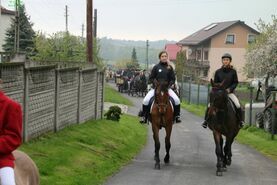 Święty Florian niesiony w deszczu.