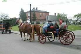 Święty Florian niesiony w deszczu.