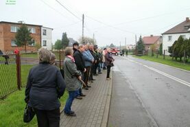 Święty Florian niesiony w deszczu.