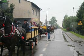 Święty Florian niesiony w deszczu.