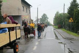 Święty Florian niesiony w deszczu.