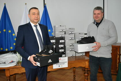 Burmistrz Krasnegostawu przekazał krasnostawskim klubom sprzęt sportowy 