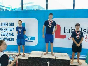 11 medali trójki zawodników UKS Wodnik Krasnystaw na Mistrzostwach Województwa Lubelskiego w Pływaniu (Fot. UKS Wodnik Krasnystaw)