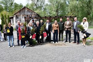 Przekazanie miastu sadzonek buka przez Zespół Lubelskich Parków Krajobrazowych
