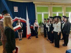 Zakończenie roku szkolnego maturzystów Liceum Ogólnokształcącego w Krośniewicach : Gmina Krośniewice