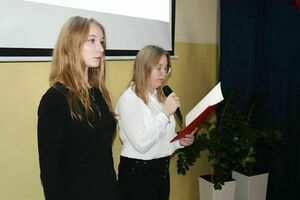 Na zdjęciu są uczniowie podczas Ślubowania Klas pierwszych w Liceum Ogólnokształcącym w Krośniewicach