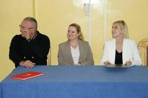 Na zdjęciu jest Burmistrz Krośniewic wraz z Zastępcą Burmistrza i Dyrektorem LO podczas Ślubowania Klas pierwszych w Liceum Ogólnokształcącym w Krośniewicach