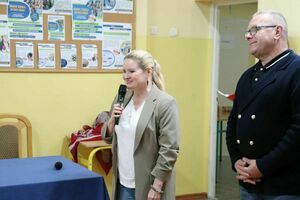 Na zdjęciu jest Burmistrz Krośniewic wraz z Zastępcą Burmistrza podczas Ślubowania Klas pierwszych w Liceum Ogólnokształcącym w Krośniewicach