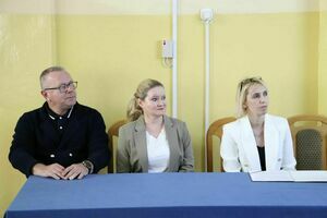 Na zdjęciu jest Burmistrz Krośniewic wraz z Zastępcą Burmistrza i Dyrektorem LO podczas Ślubowania Klas pierwszych w Liceum Ogólnokształcącym w Krośniewicach
