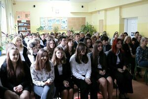 Na zdjęciu są uczniowie podczas Ślubowania Klas pierwszych w Liceum Ogólnokształcącym w Krośniewicach